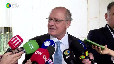 21.10.2025 (Brasília - DF) Presidente da República em exercício, Geraldo Alckmin, conversa com a imprensa