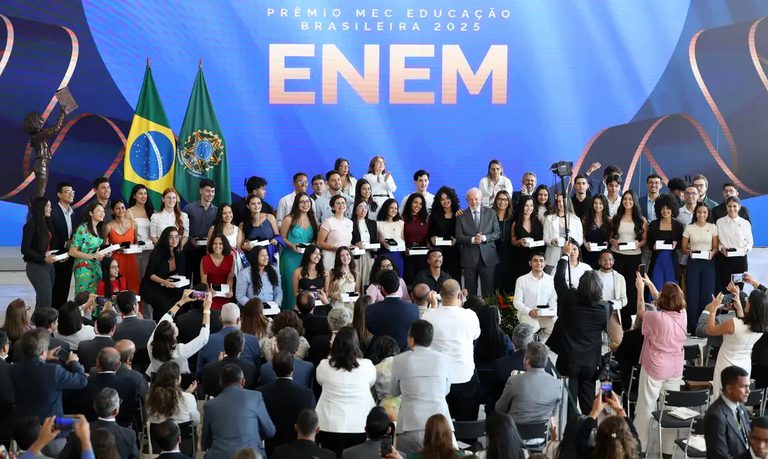 Em dia de Enem, Lula diz que educação abre portas que mudam vidas