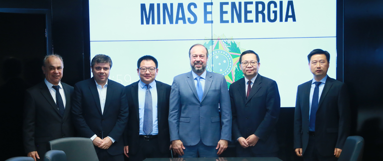 Alexandre Silveira recebe representantes de empresa chinesa para tratar de transição energética