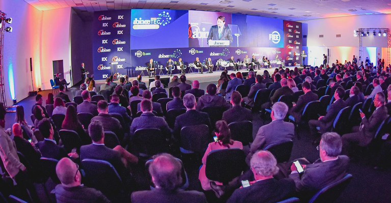 Ministro Juscelino Filho destaca avanço do 5G em evento sobre o futuro da tecnologia na indústria