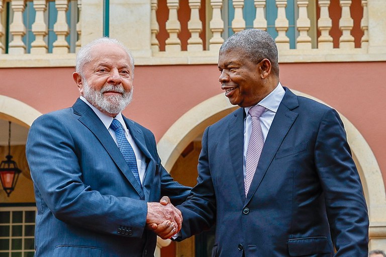 Brasil e Angola assinam sete acordos de cooperação durante visita de Lula a Luanda