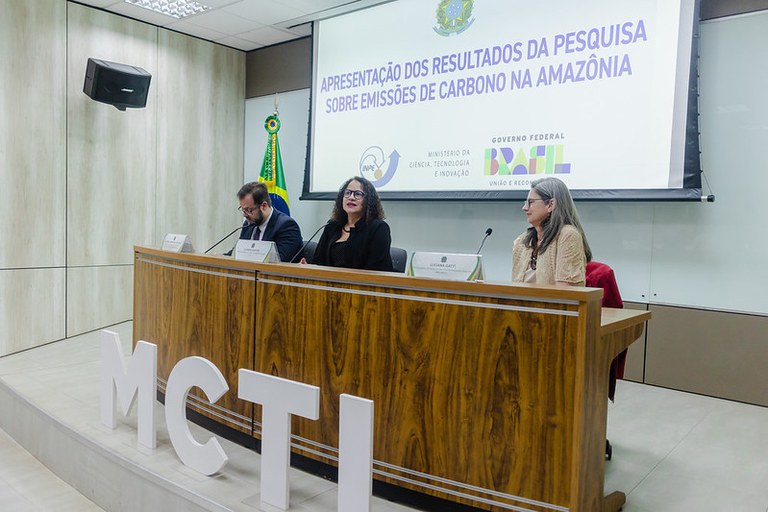Divulgação de estudo sobre emissões de gases na Amazônia reflete compromisso com a verdade, diz ministra Luciana Santos