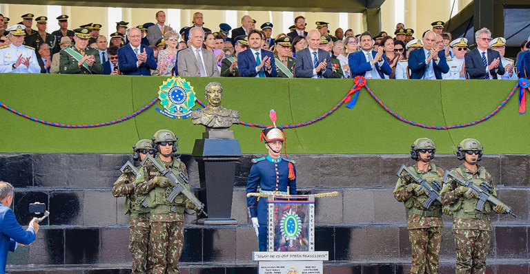 Ministro das Comunicações participa de cerimônia do Dia do Soldado