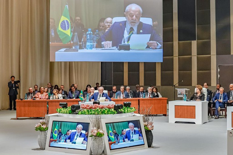 No segundo dia de agenda, presidente do Brasil defende que outras nações integrem a cúpula do Brics