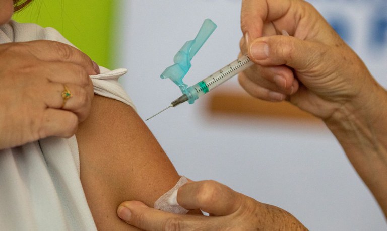 Vacina é a principal medida para evitar a Covid-19