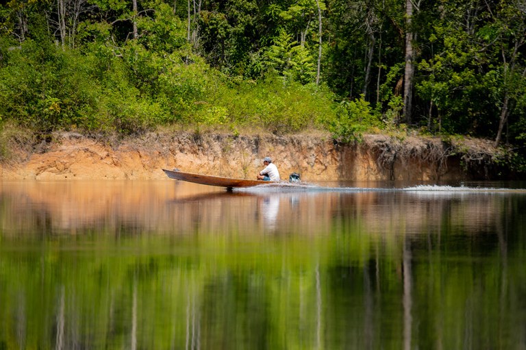 Cercado de água salgada: por que é tão difícil náufrago sobreviver no mar -  20/06/2023 - UOL TILT