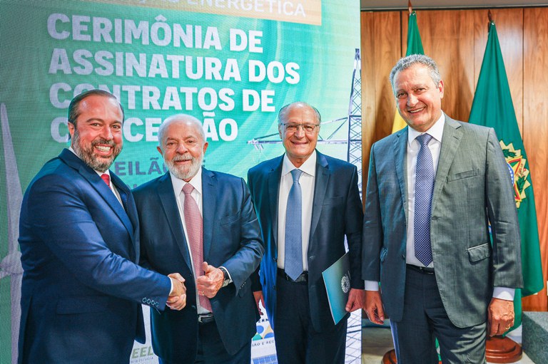 Brasil é a "menina dos olhos do mundo” ao investir em energia limpa, diz Lula