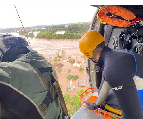 Força Aérea Brasileira atua em apoio aos atingidos pela enchente no RS