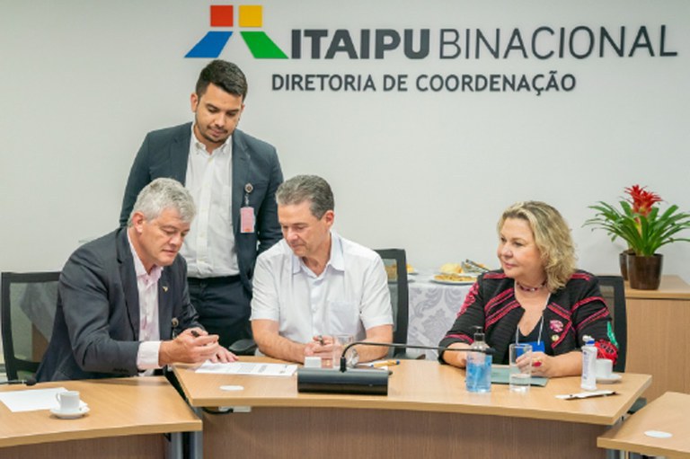 Itaipu e Ministério da Pesca assinam declaração de interesse para produção de peixes na área de influência
