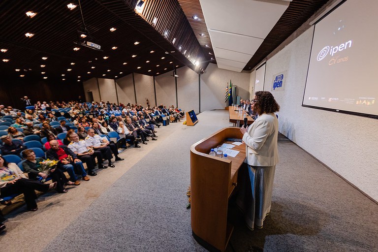 Ministra Luciana Santos defende domínio nacional de uma base produtiva em saúde