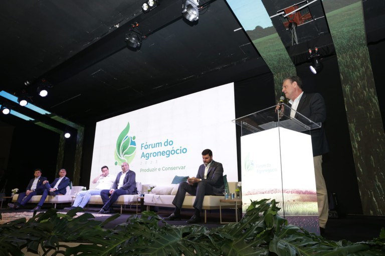 Ministro Fávaro participa da abertura do Fórum do Agronegócio em Londrina