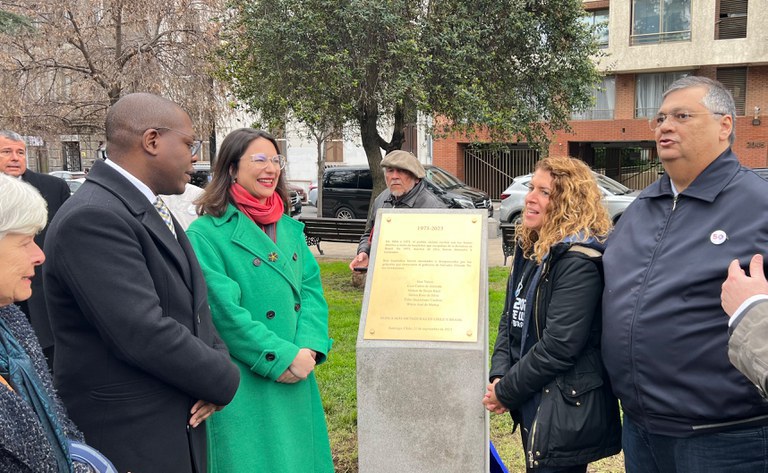 No Chile, ministros participam da inauguração de placas em homenagem a brasileiros exilados no país latino-americano