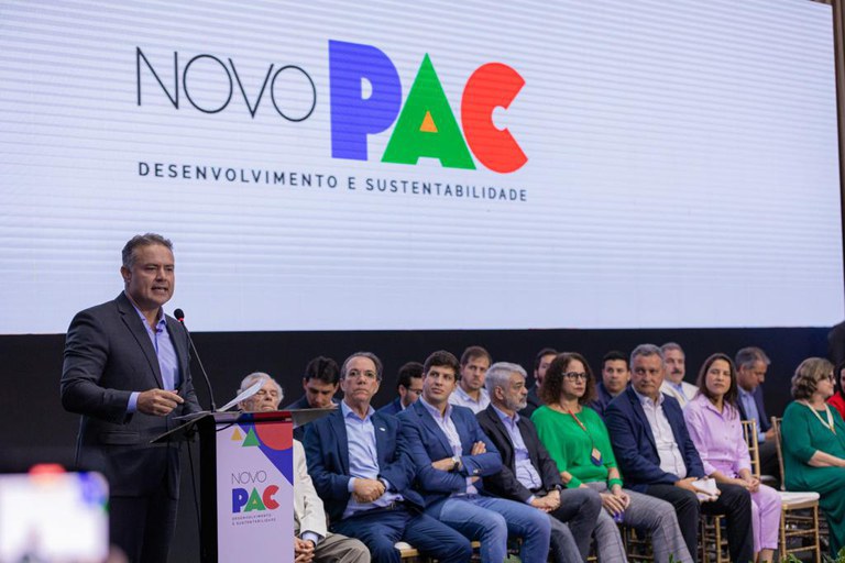 Em Pernambuco, Novo PAC retomará das obras da Transnordestina