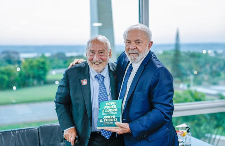 Presidente Lula e Nobel de economia Joseph Stiglitz conversam sobre prioridades da presidência brasileira do G20