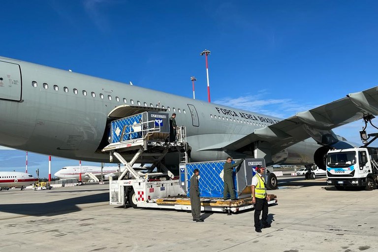 Aeronave com kits de ajuda humanitária e especialistas para auxílio a repatriados chega a Roma