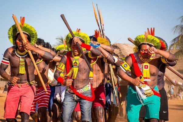 Exposição do projeto Tradição e Futuro na Amazônia leva “cultura misturada” dos indígenas Kayapó ao MAC Niterói