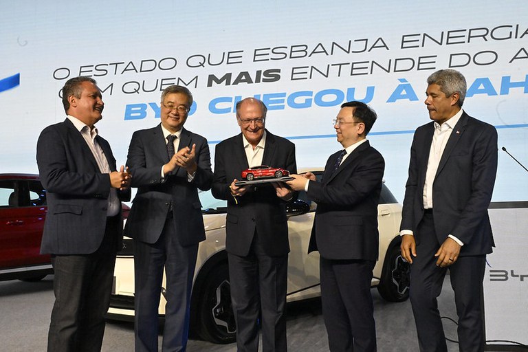 Alckmin lança pedra fundamental de fábrica de veículos elétricos na Bahia
