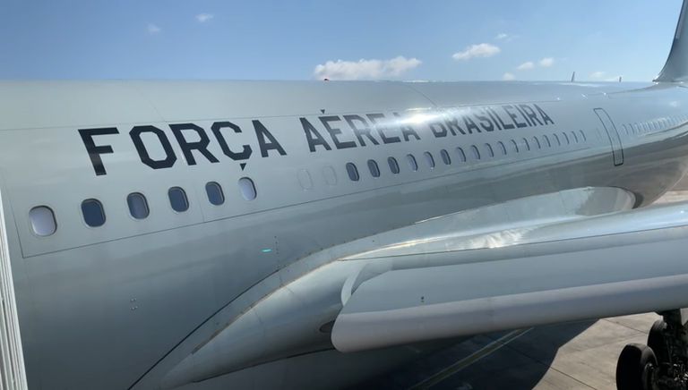 Brasil tem mais uma aeronave em solo aguardando o embarque de 215 passageiros, em Israel