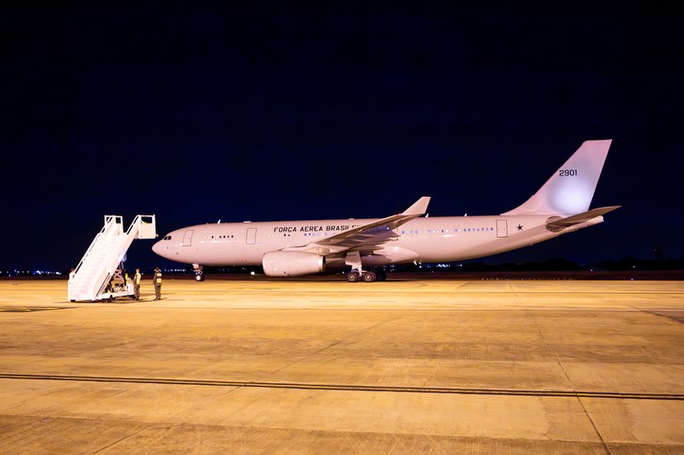 Chega ao RJ segundo avião da FAB com 214 brasileiros repatriados de Israel