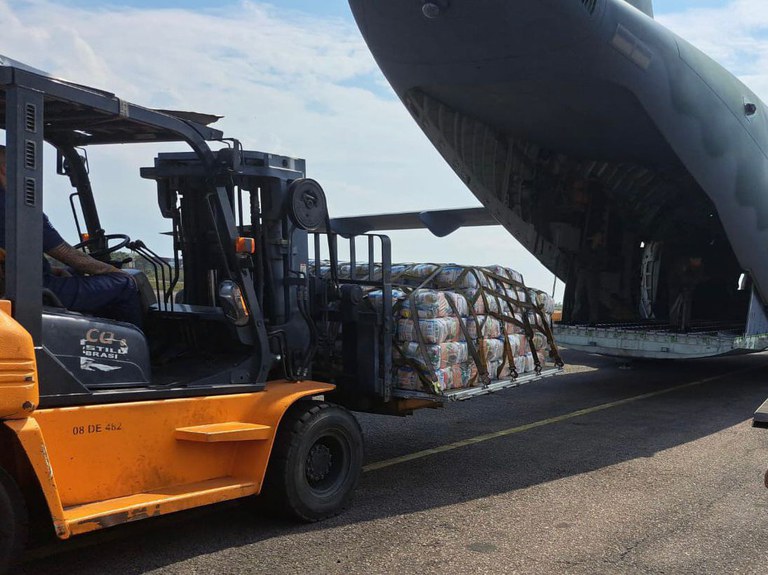 Governo vai transportar alimentos para as comunidades atingidas pelas secas na Amazônia