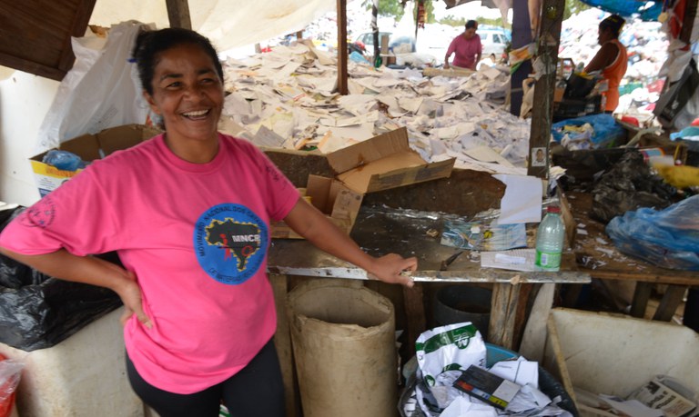 Governo Federal lança pesquisa sobre catadoras de material reciclável