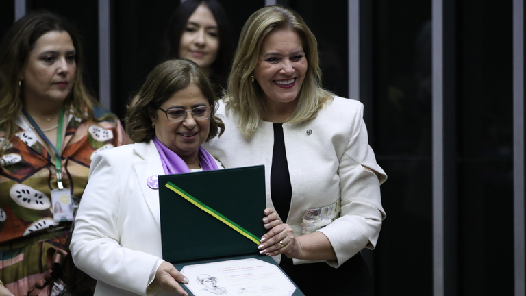 Ministra Cida Gonçalves recebe prêmio Mulher-Cidadã Carlota Pereira de Queirós