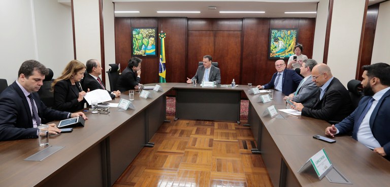 Ministro Carlos Fávaro recebe secretário da Receita Federal em reunião inédita no Mapa