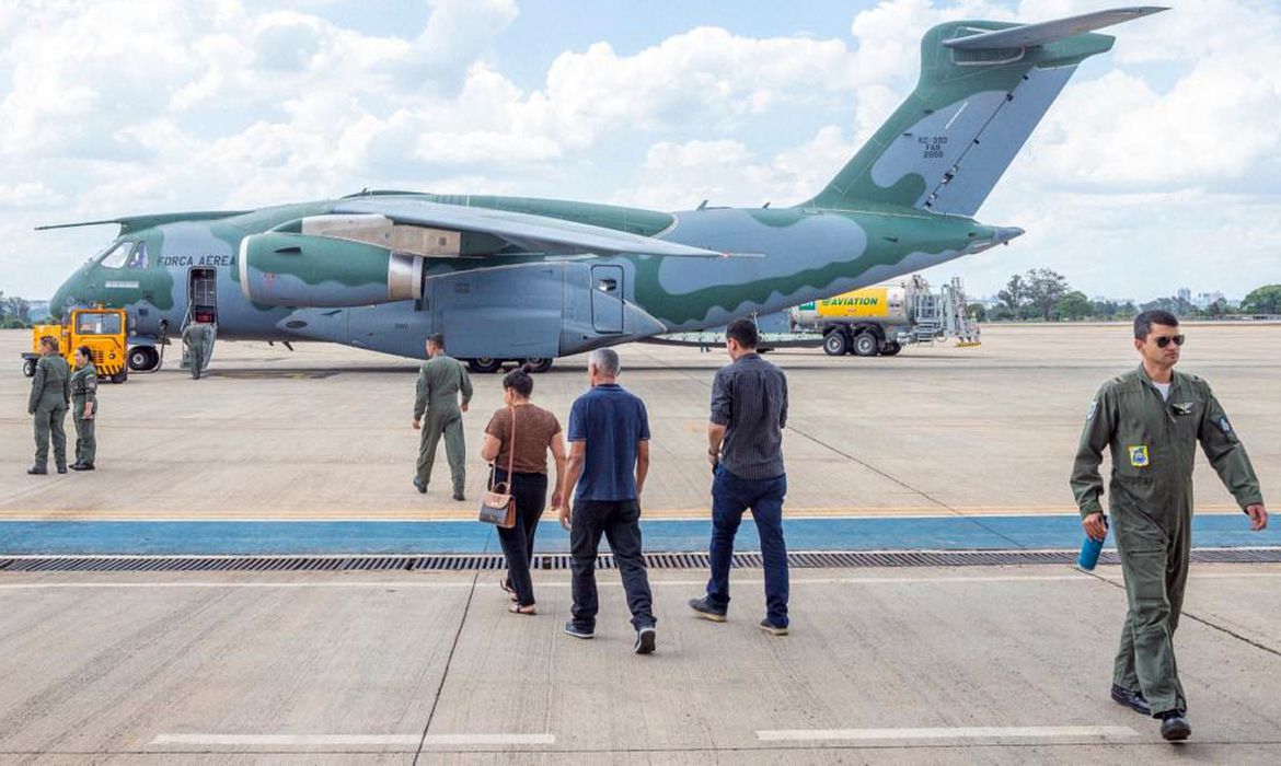 Avião da FAB decola de Israel com 69 brasileiros resgatados