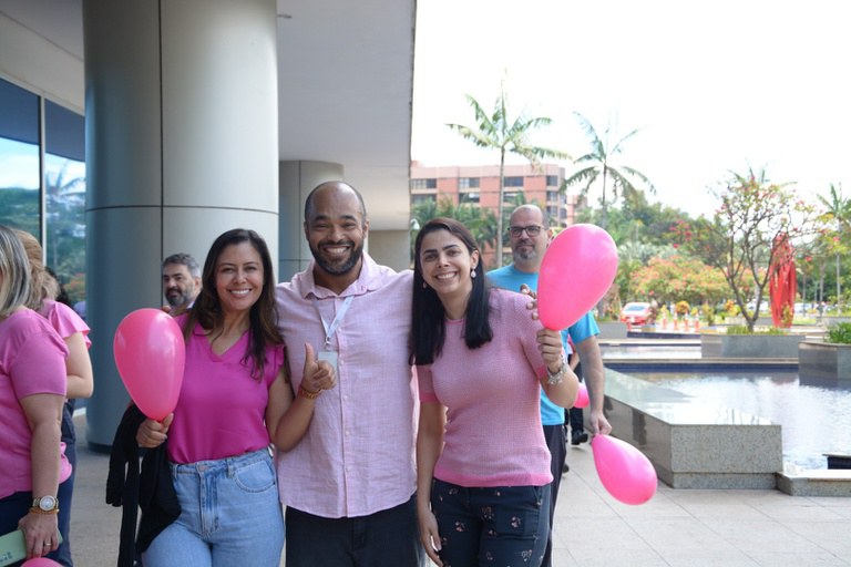 Sede Administrativa da Rede Ebserh se veste de rosa para conscientizar sobre o câncer de mama