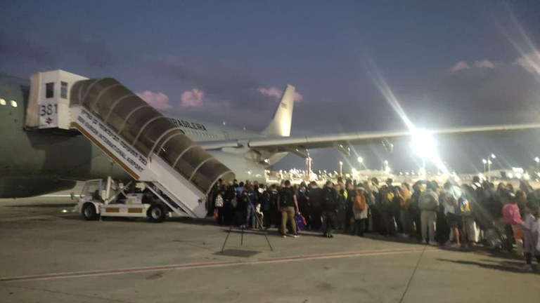 Primeiro voo de repatriação de brasileiros decola de Israel, com 211 passageiros