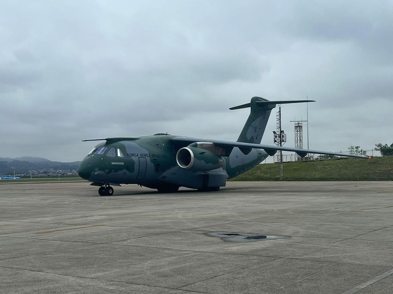 Terceira aeronave da FAB, empregada na Operação Voltando em Paz, pousa em Guarulhos (SP)