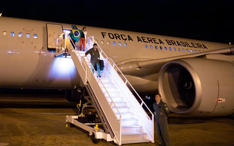 Primeiro voo da FAB com brasileiros repatriados de Israel chega ao Brasil
