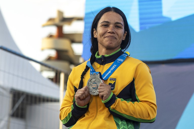 Aline Rocha troca a neve pela pista de atletismo e  estreia com medalha em Jogos Parapan-Americanos