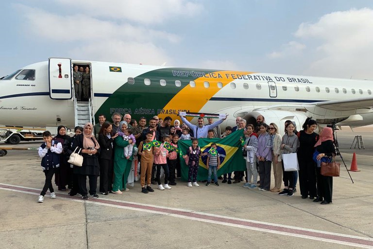 Avião presidencial decola do Egito rumo ao Brasil com o grupo de Gaza