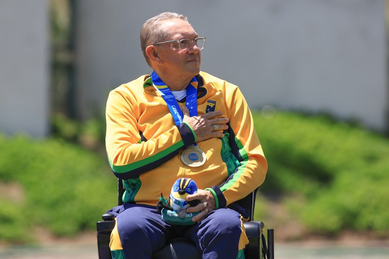 Brasil tem dia com tri no atletismo, ouro para o atleta mais velho e medalha de número 1.500 em Parapans