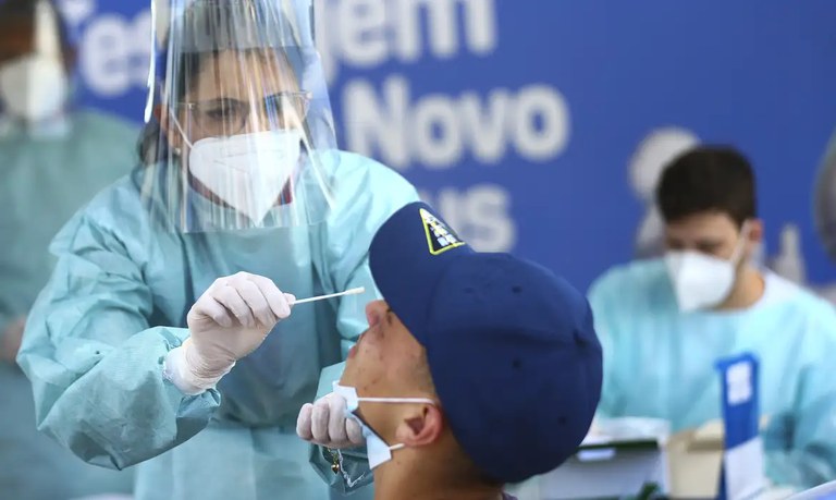Casos de Covid-19 apresentam tendência de declínio no Brasil nas últimas semanas