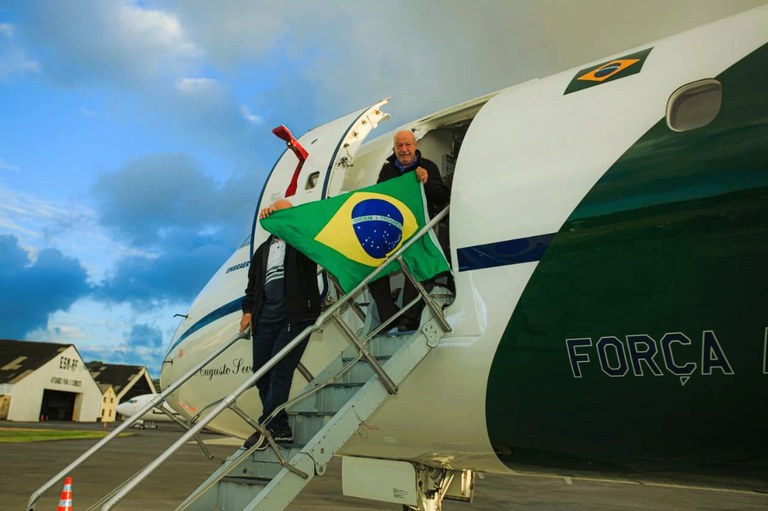 Chegam ao Brasil as 32 pessoas resgatadas da Cisjordânia com aeronave da Presidência