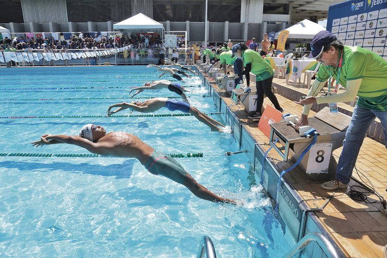 Jovens nadadores destacam oportunidade de competir nos JEB's