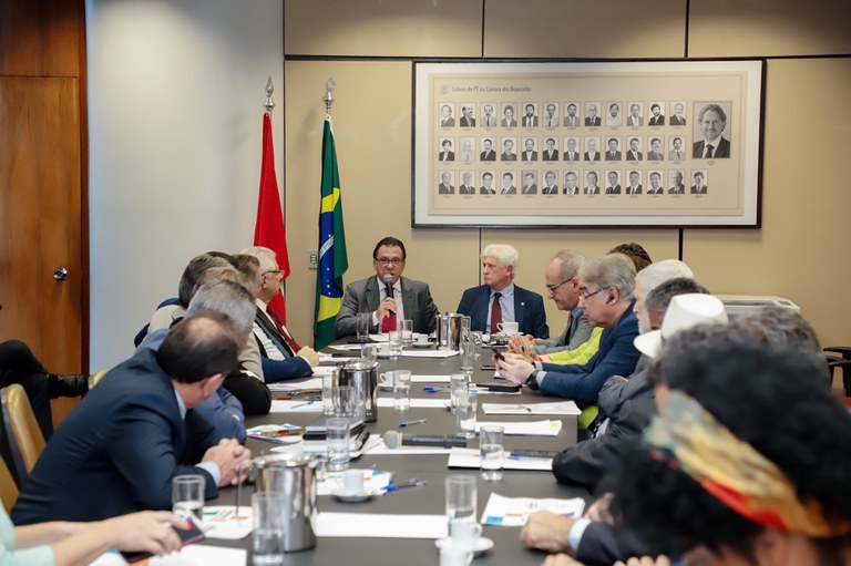 Luiz Marinho apresenta à bancada do PT na Câmara ações e projetos do MTE