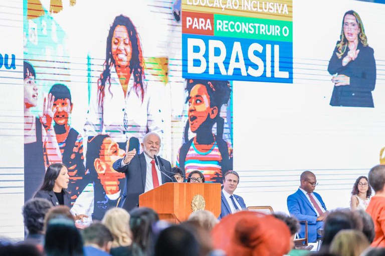 Lula anuncia investimento de R$ 3 bi em fortalecimento da educação inclusiva
