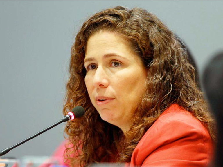 Ministra Esther Dweck é eleita presidente do Centro Latino-Americano de Administração para o Desenvolvimento