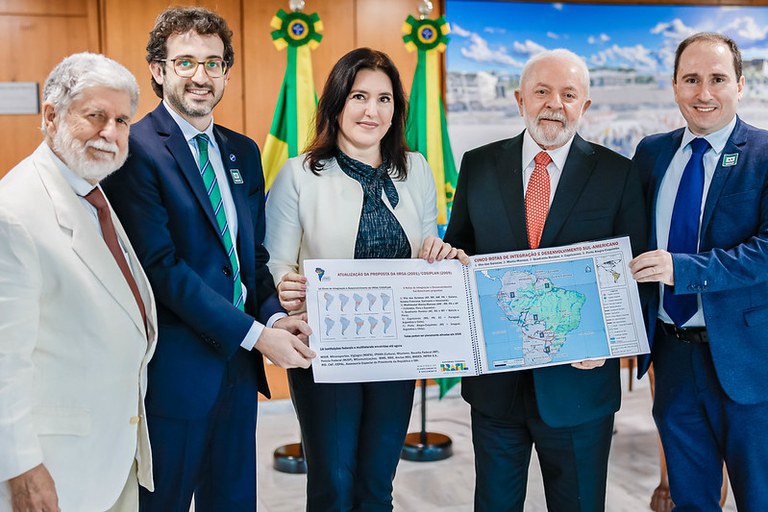 Tebet entrega a Lula relatório do Subcomitê de Integração e Desenvolvimento Sul-Americano
