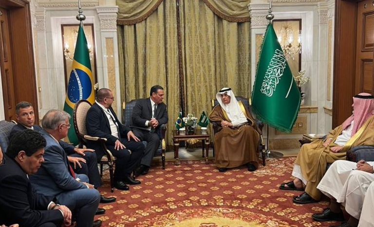 Ministro Carlos Fávaro realiza reunião bilateral na Arábia Saudita