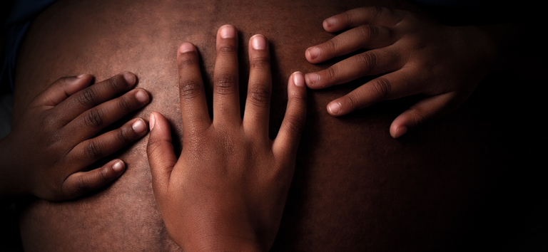 Morte de mães negras é duas vezes maior que de brancas, aponta pesquisa