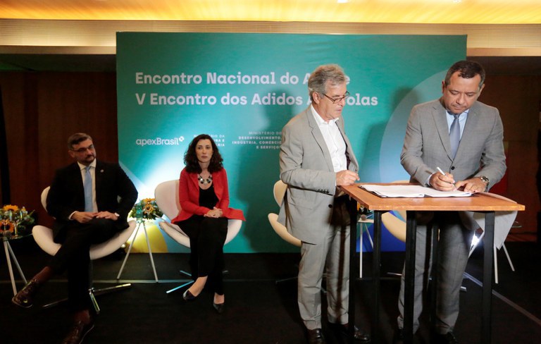 Mapa e ApexBrasil assinam acordo de cooperação para promover a competitividade na agropecuária brasileira