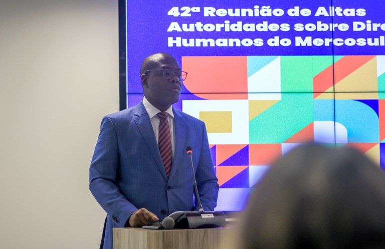 Ministro de Direitos Humanos abre seminário internacional com reflexões sobre desinformação e discurso de ódio