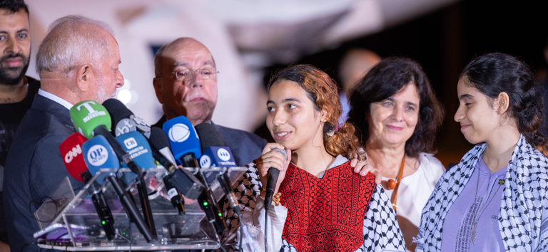Repatriados de Gaza recebem cuidados de saúde na chegada a Brasília