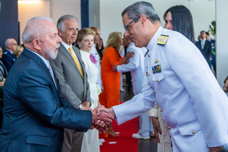 Ao lado do presidente Lula, ministro José Mucio saúda oficiais-generais promovidos