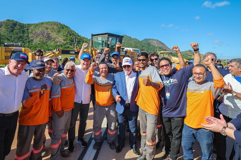 Brasil retomou as obras de infraestrutura, diz presidente ao inaugurar rodovia no Espírito Santo