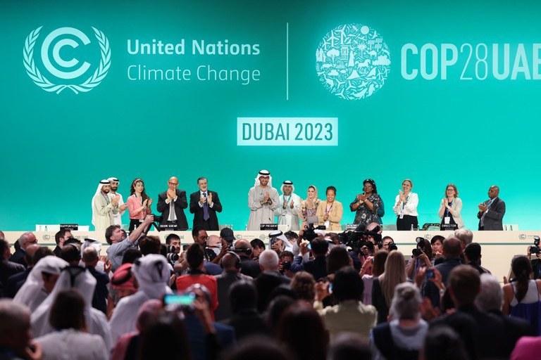 COP28 aprova transição para fim do uso de combustíveis fósseis